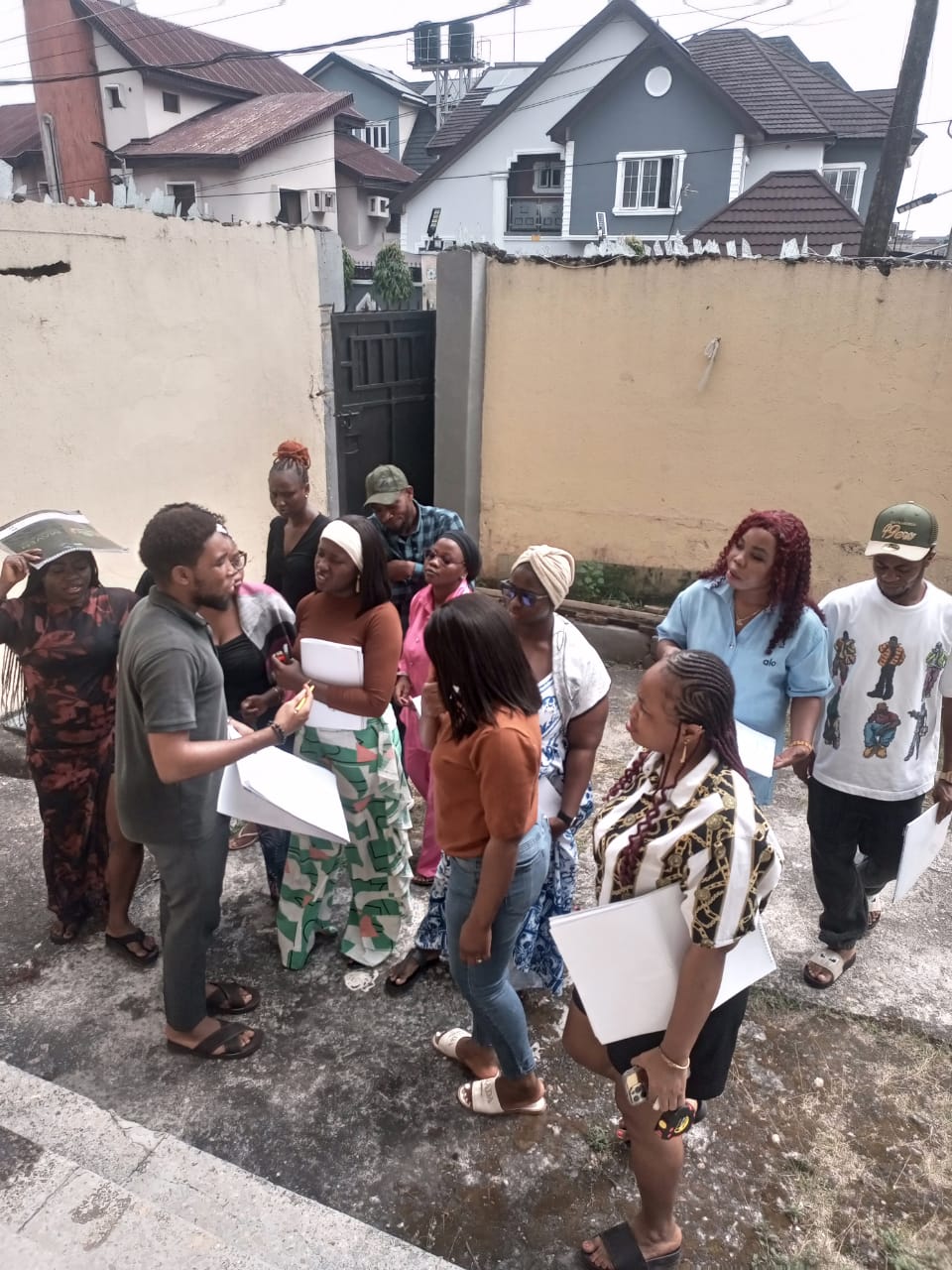 A site briefing before a survey